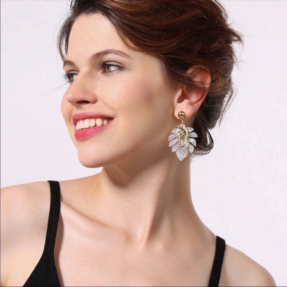 Jungle Piercing white Earrings